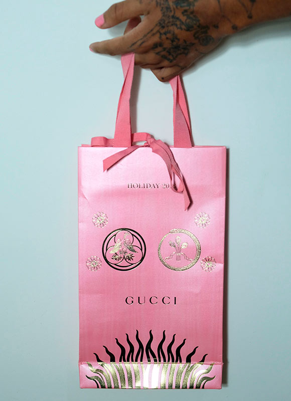 Bolsa de papel color rosa marca Gucci